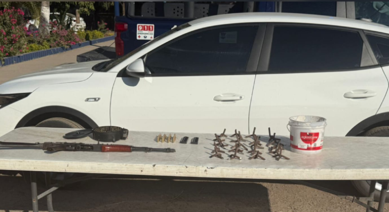 Incautan tras persecución fusil, municiones y ponchallantas