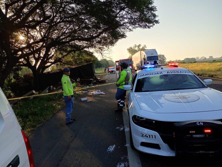 Vuelca auto sobre Maxipista; hay cierre de carril