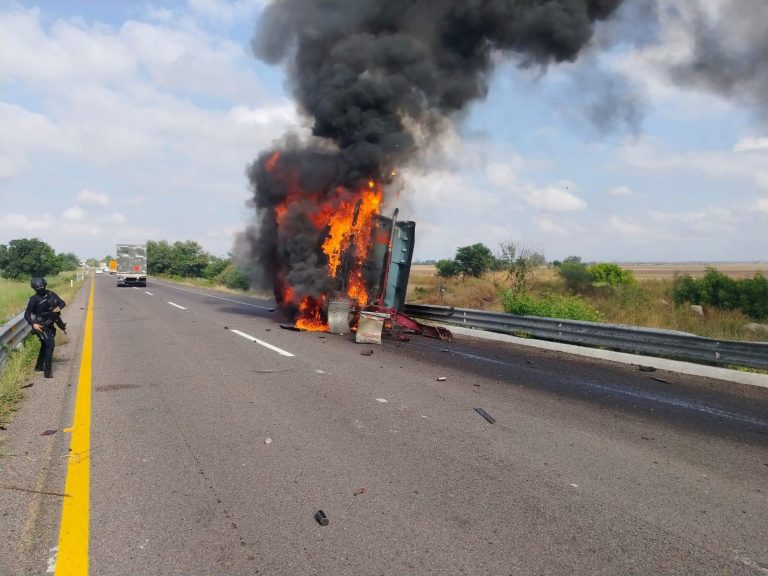 Se incendia tráiler tras volcadura en Maxipista
