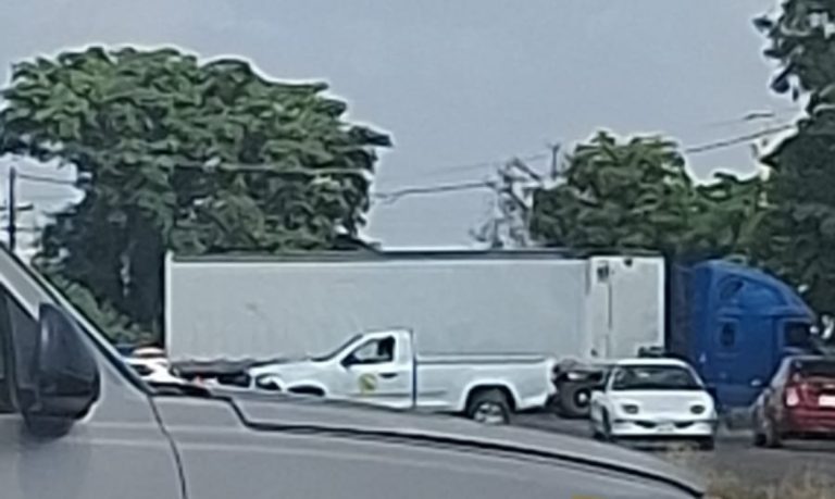 Reportan bloqueos en Villa Juárez, Navolato