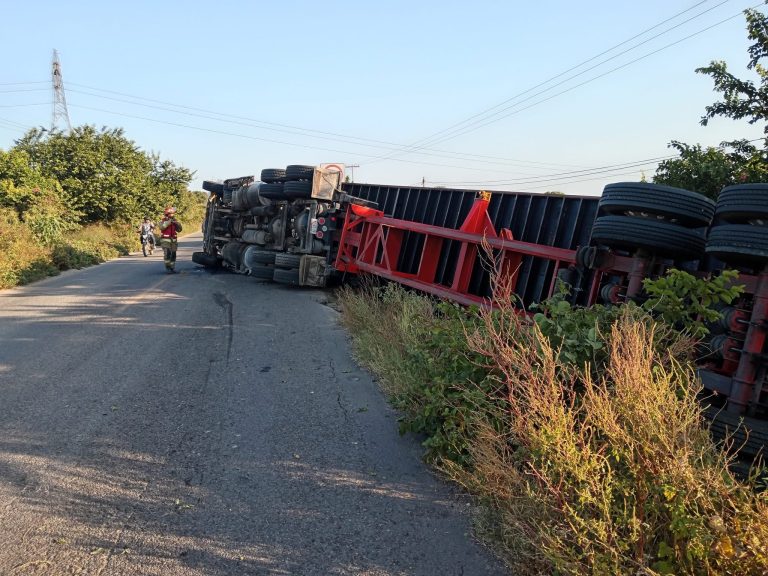 Atrapado conductor al volcar tráiler en Villa Unión