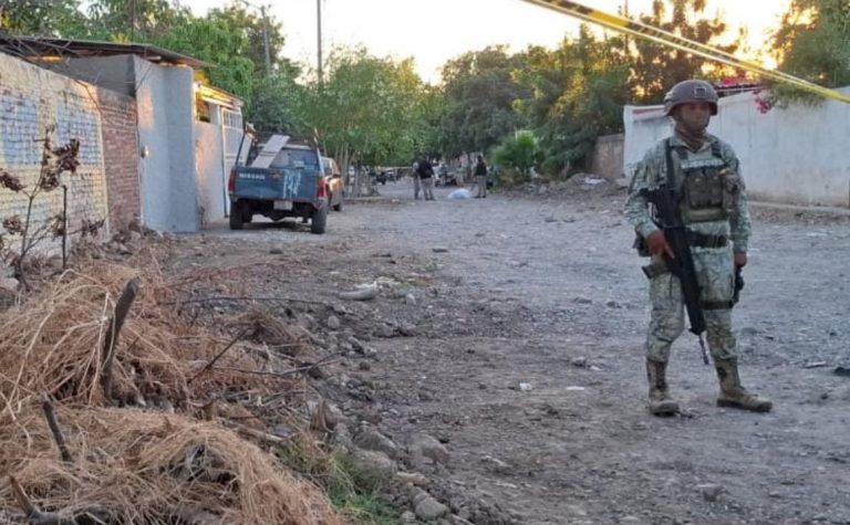 Iba por la calle; ejecutan a mujer en la Pemex