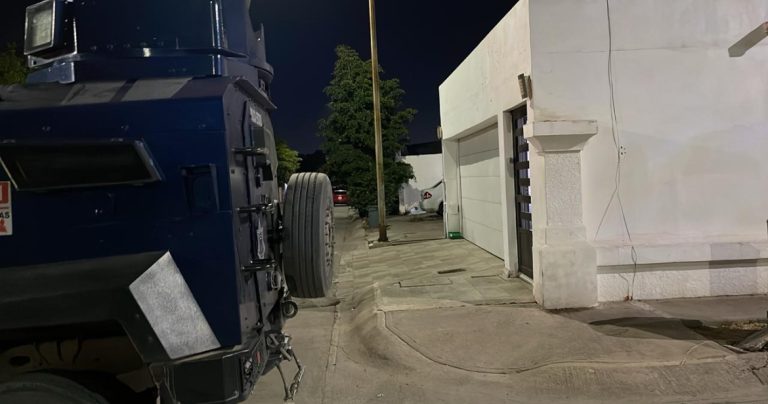 Aseguran armas y vehículos en casa de seguridad