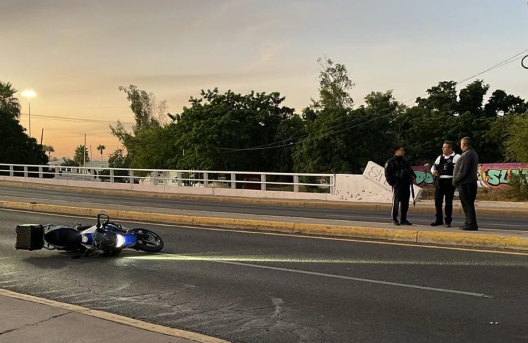 Fallece motociclista tras impactarse contra barandal de un puente