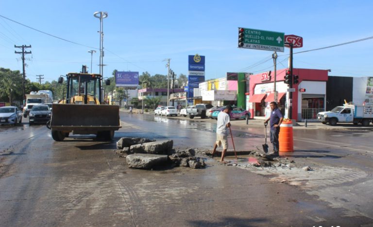 Cierran carriles en avenida Gabriel Leyva por fuga de agua