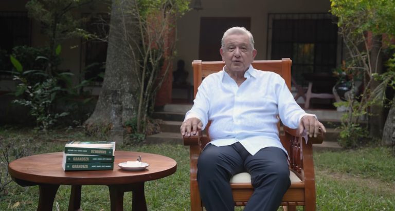 Reaparece AMLO; gobierna Claudia, dice