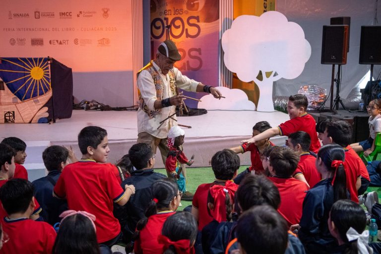 Encantan marionetas a niños en la FIL Culiacán