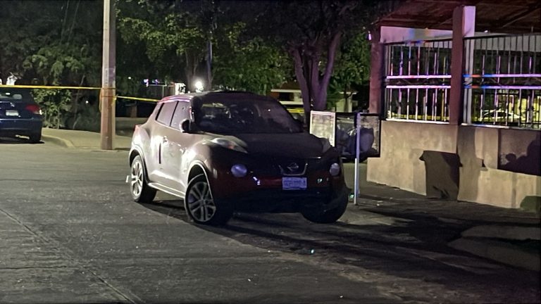 … y disparan contra camioneta estacionada en la Agustina Ramírez