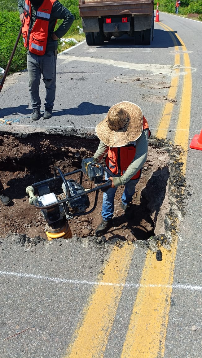 Reparados socavones en la carretera Rosario-Caimanero