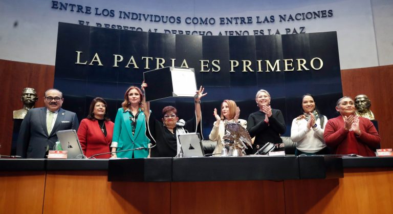 Confirman a Ernestina Godoy como titular de la FGR