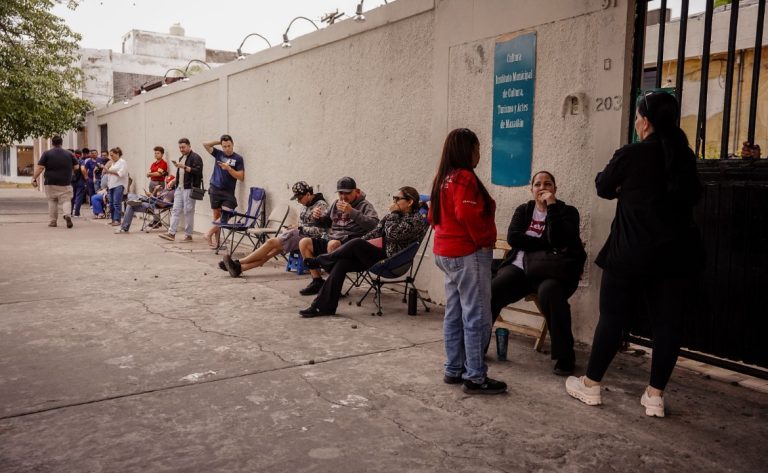 Bajan precios y ahora hacen filas por boletos del Carnaval