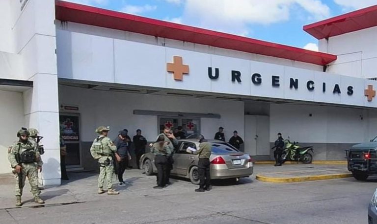 Termina en el hospital; le dispararon en el carro