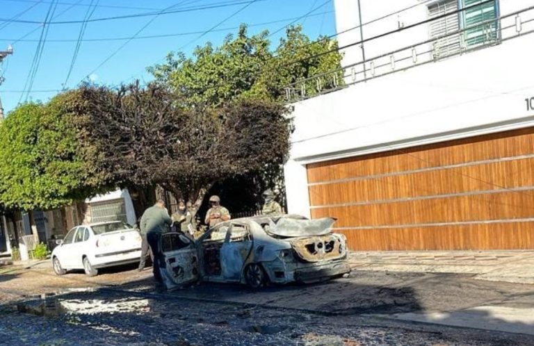 Incendian auto en calle de Las Quintas