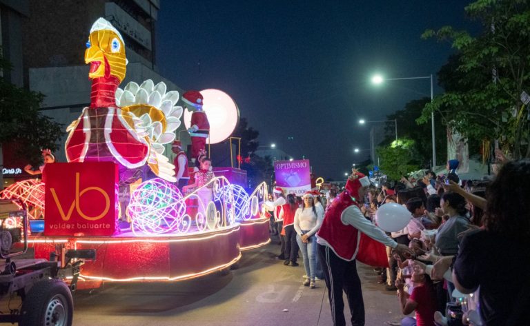 Desfile Navideño de Culiacán reúne a miles de familias