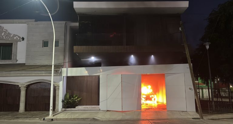 Había 2 autos; incendian casa en la Chapultepec
