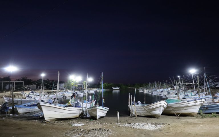 Iluminan embarcadero y el estadio de futbol de Dautillos