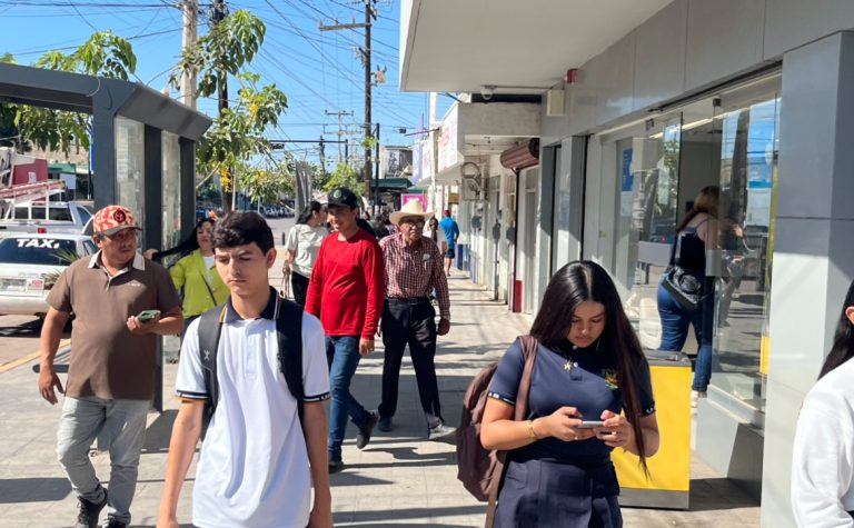 Se satura el Centro de Navolato por compras navideñas