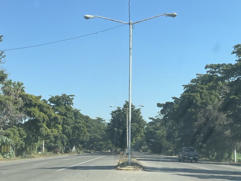Luce carretera Culiacán-Navolato a oscuras en plena Navidad