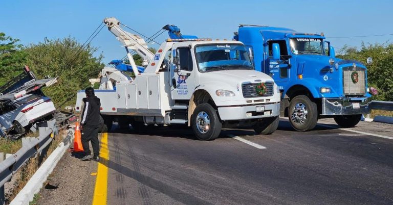 Vuelca tráiler; cierran Maxipista en Elota