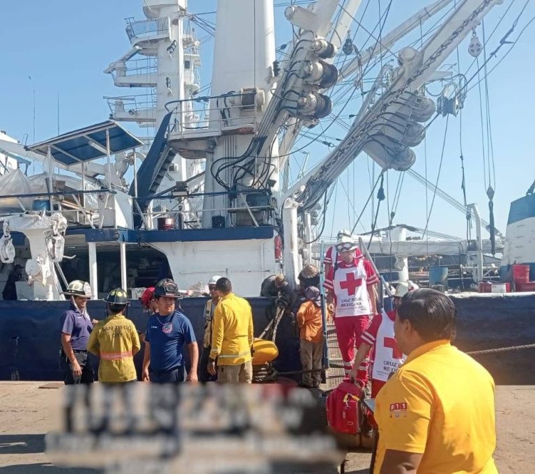 Se intoxican 3 en buque por inhalación de solventes en Mazatlán