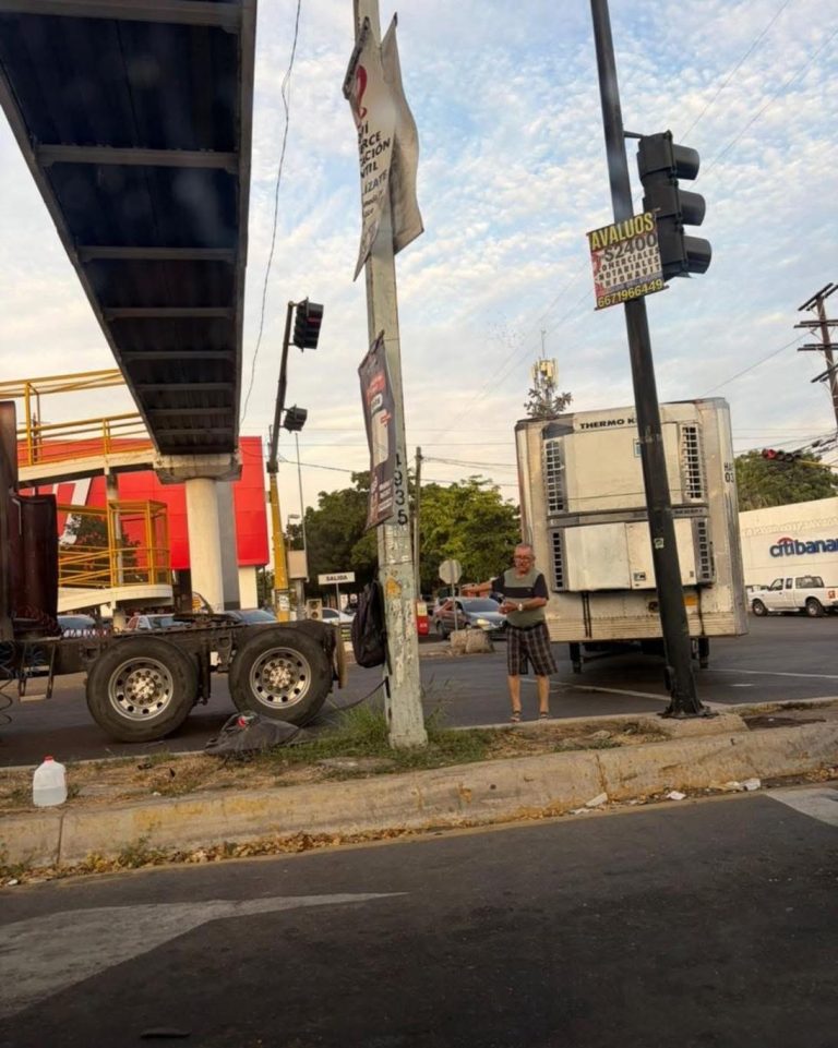 Se desprenda caja a tráiler y colapsa tráfico en el José Limón