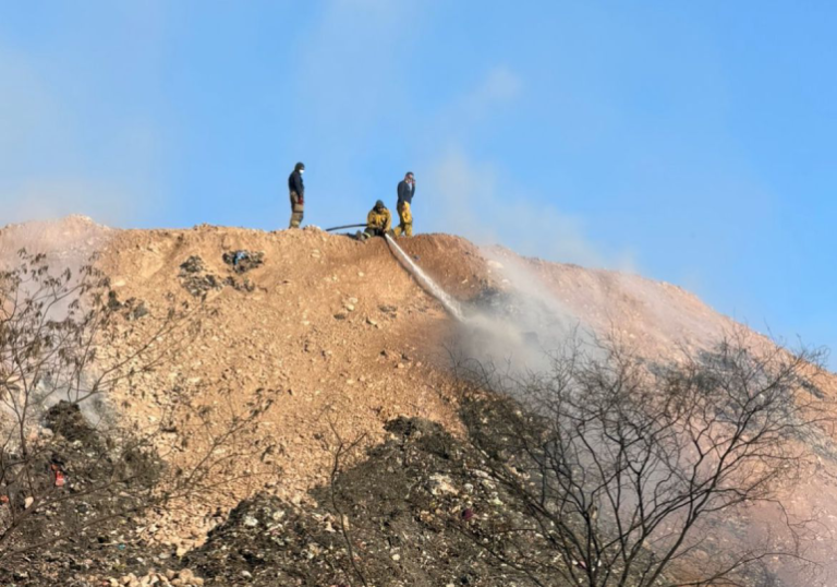 Arde basurón clandestino al sur de Culiacán