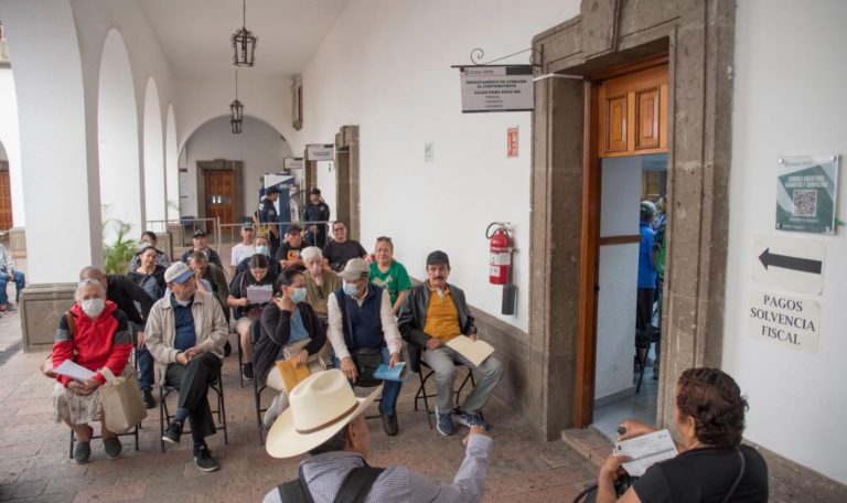 Madrugan adultos mayores a pagar predial en Culiacán