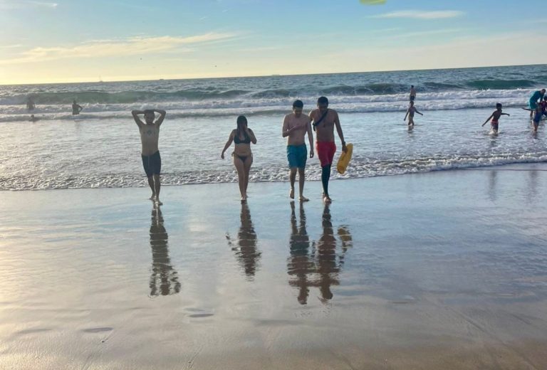 Rescatan a 3; se los llevaba el mar