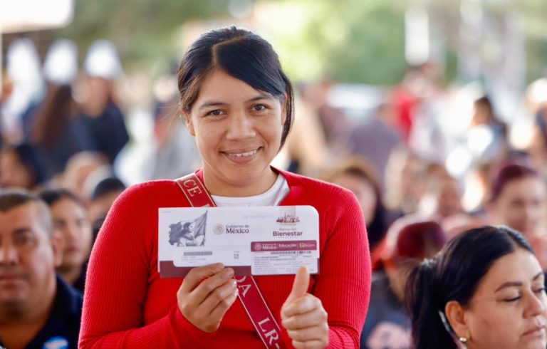 Inicia Rocha entrega de la Beca Rita Cetina en Navolato