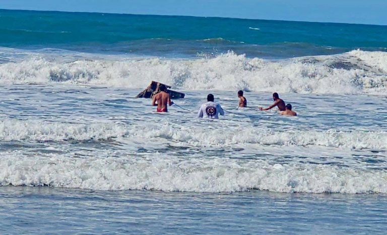 Se los llevaba el mar; rescatan a 2 en Cerritos