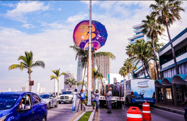 Instalan monigotes, baños y pendones en la zona carnavalera