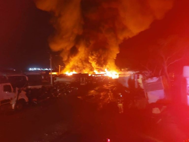 Descartan artefacto explosivo tras incendio en pensión vehicular en Mazatlán