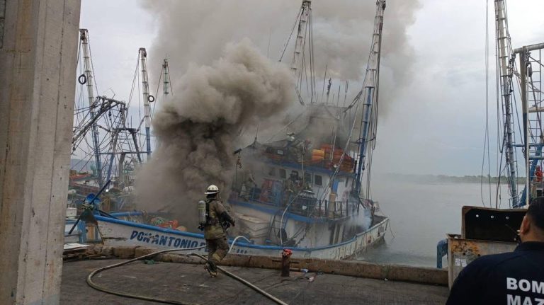 Resultan 3 personas heridas al incendiarse barco en Mazatlán