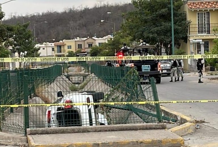 Abandonan camioneta tras caer a canal; había armas