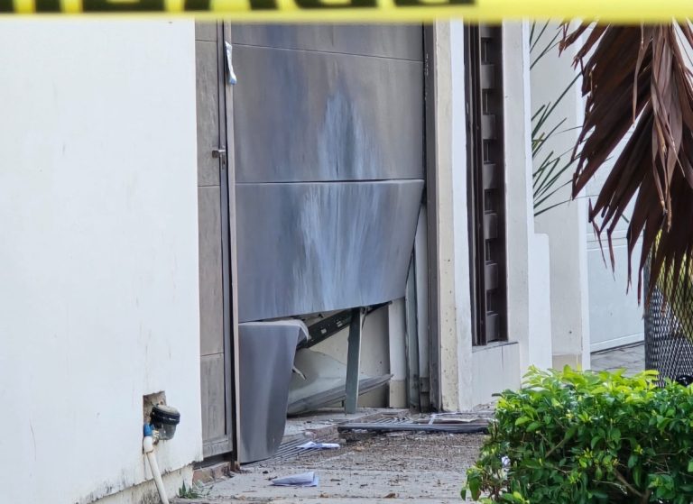 Lanza explosivo a inmueble en Las Quintas