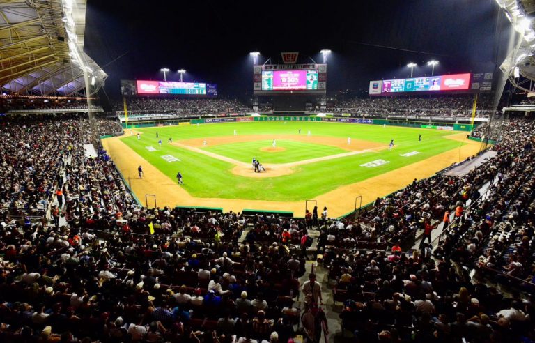 La pasión por el béisbol inunda de aficionados el estadio de Tomateros