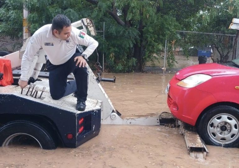 Remolcan policías autos tras lluvia en Culiacán