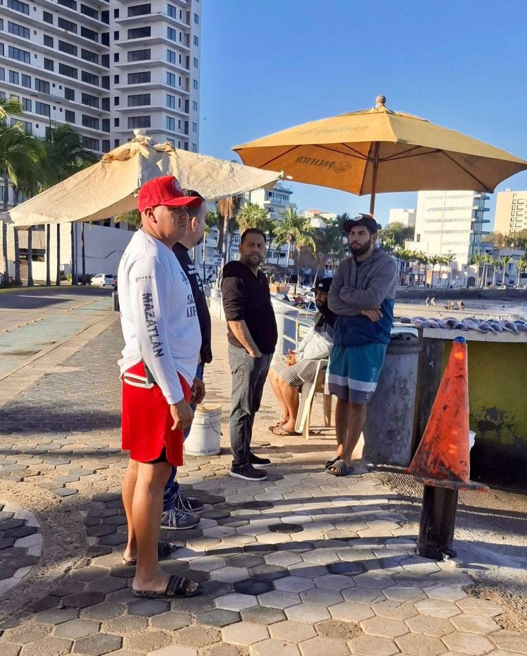 Concilia Ayuntamiento con pescadores bolardo en acceso a playa tras paso de tráiler