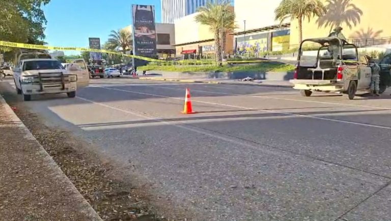 Abandonan cadáver afuera de plaza en el Tres Ríos en Culiacán