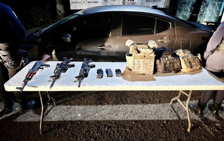 Disparan contra estatales; aseguran armas y un auto robado