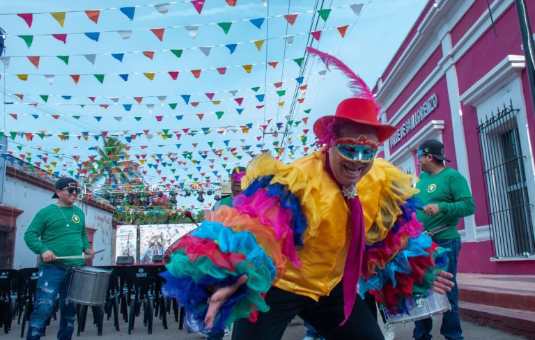 Con desfile carnavalesco arrancan fiesta de la Candelaria en Quilá