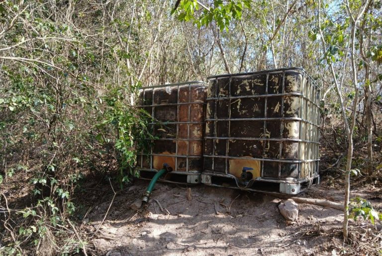 Halla Marina campamento con cubitanques de combustible