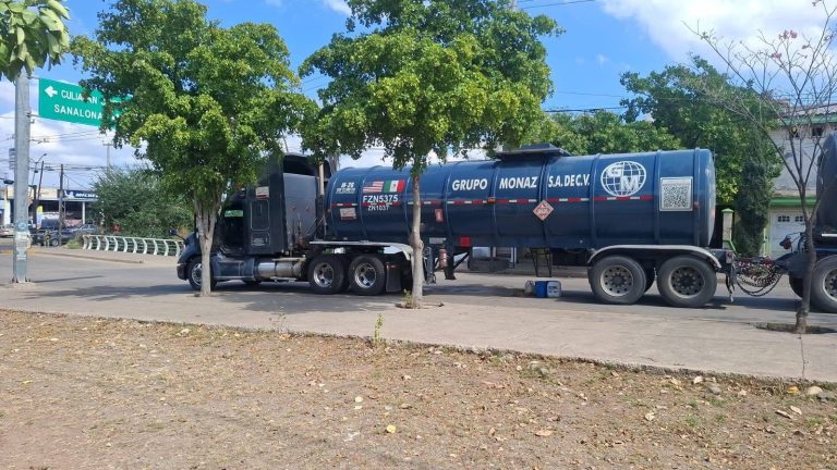 Cierran bulevar Agricultores por fuga de combustible en una pipa