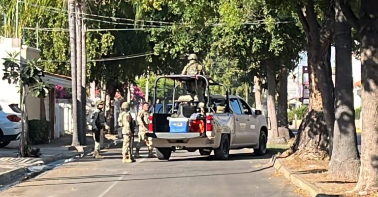 Incendian vehículo en cochera de residencia en la Chapultepec