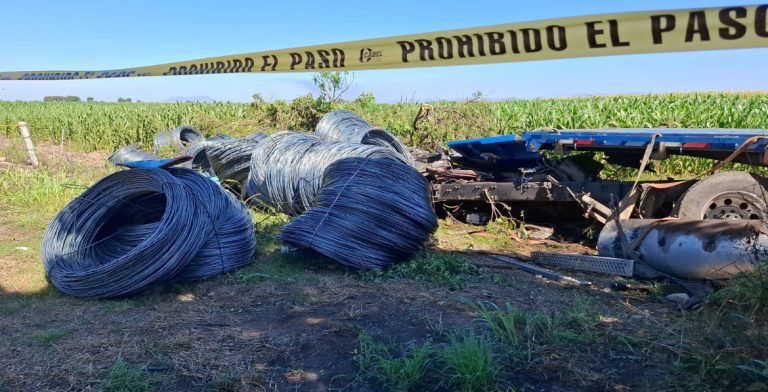 Fallece trailero al volcar en la Maxipista