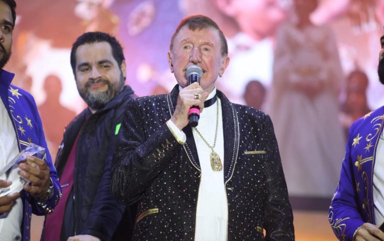 Rinde Mazatlán homenaje a Germán Lizárraga en Carnaval