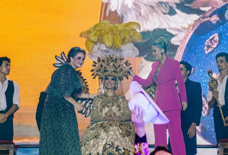 Anahí I, Reina del Carnaval Internacional de Mazatlán recibe sus atributos reales