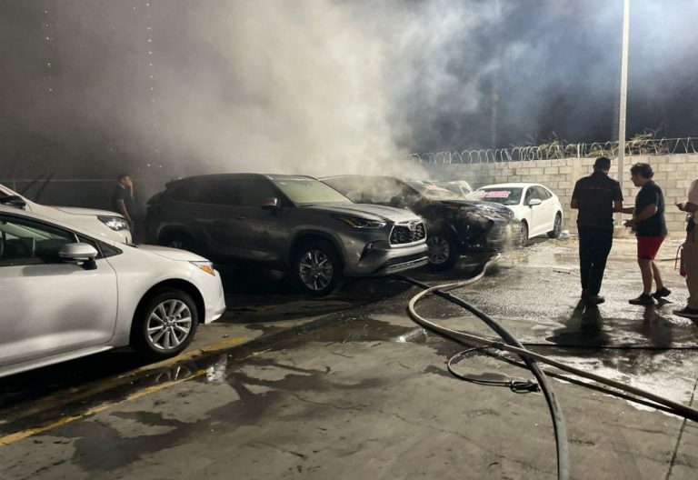 Afecta incendio a agencia de autos frente a la Gran Plaza en Mazatlán