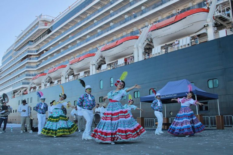 Hoy atracó el crucero más grande que ha llegado a Topolobampo