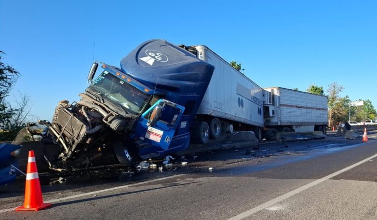 Deja un fallecido choque entre tráiler y camioneta